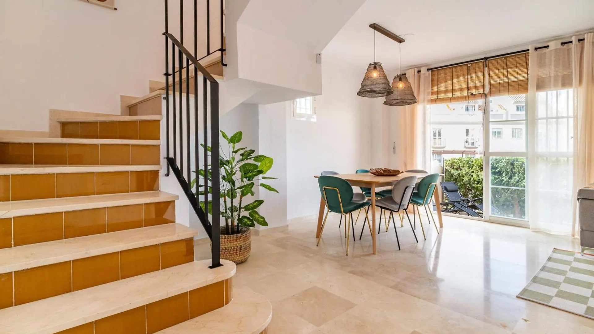 Awesome Home In San Luis De Sabinillas Hébergement de vacances